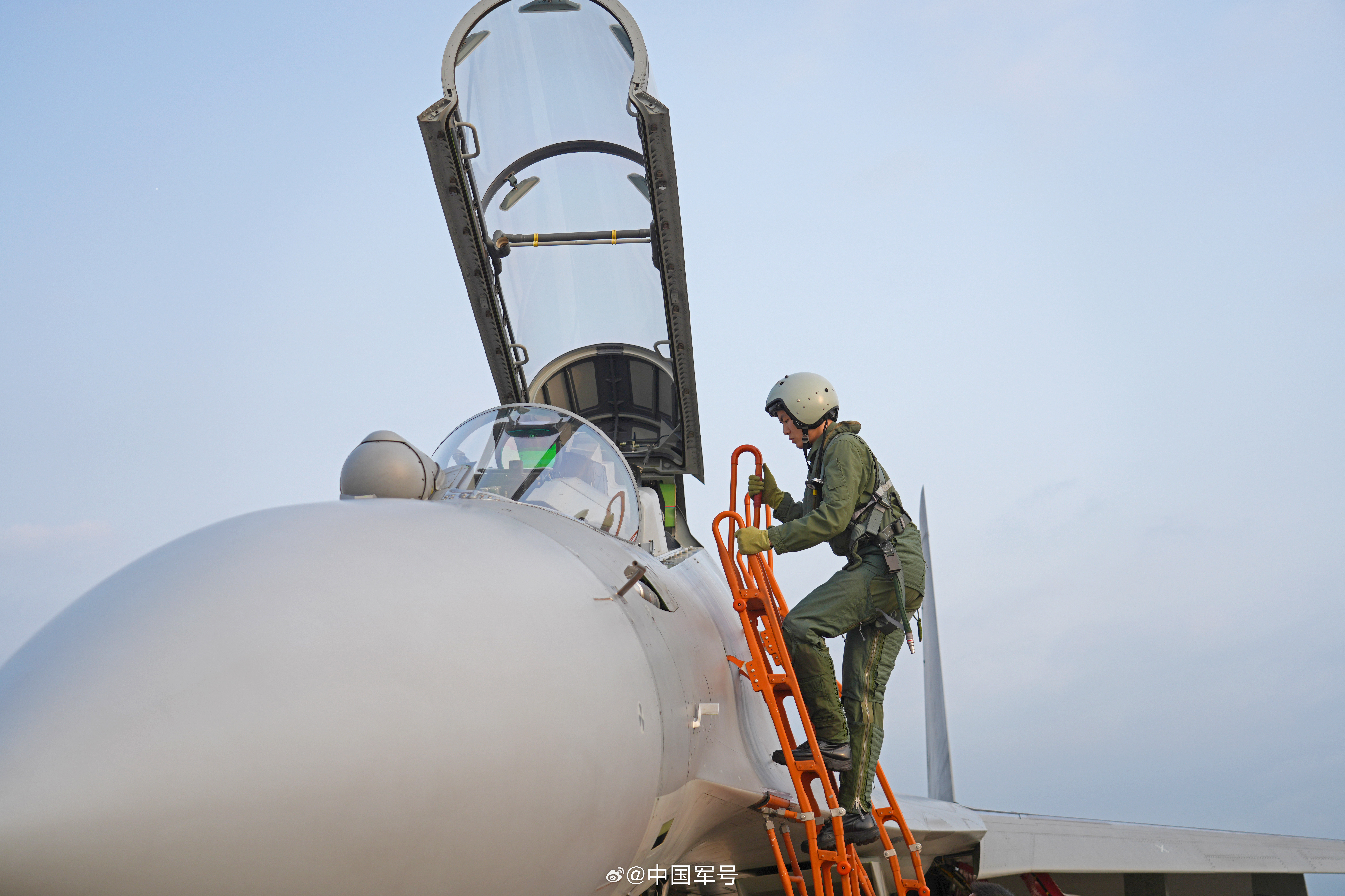 【起飞！直击空军战鹰肩并肩驰骋云天】近日，南部战区空军航空兵某旅连续组织飞行训练