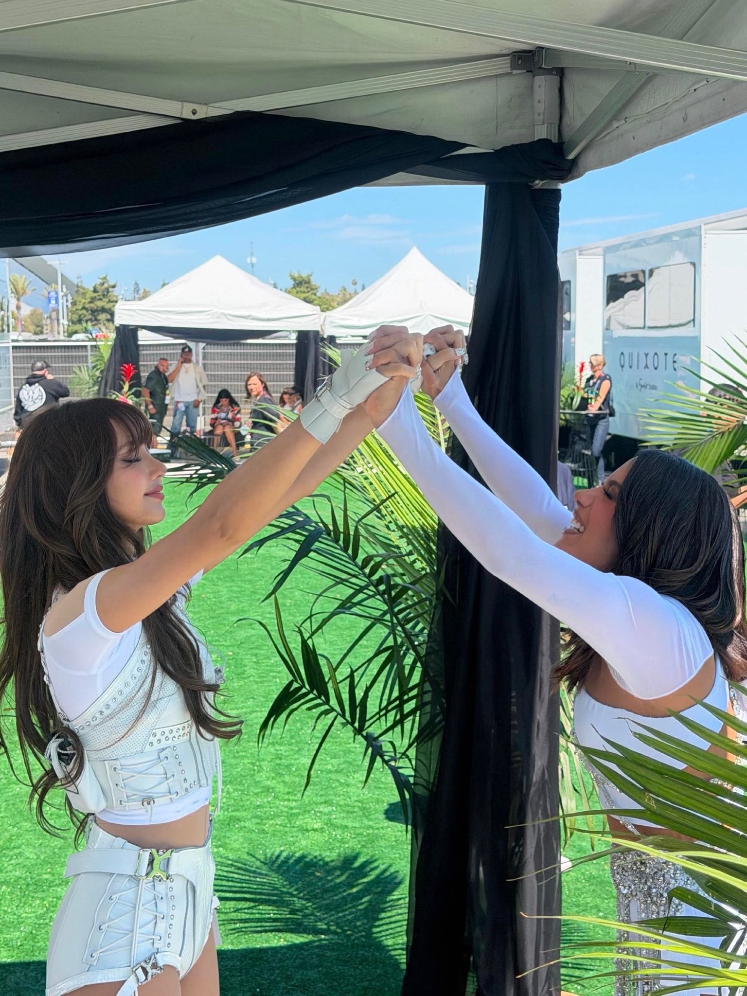 LISA 💚水果姐lisa世界杯合照 260614 LISA & Anitta
