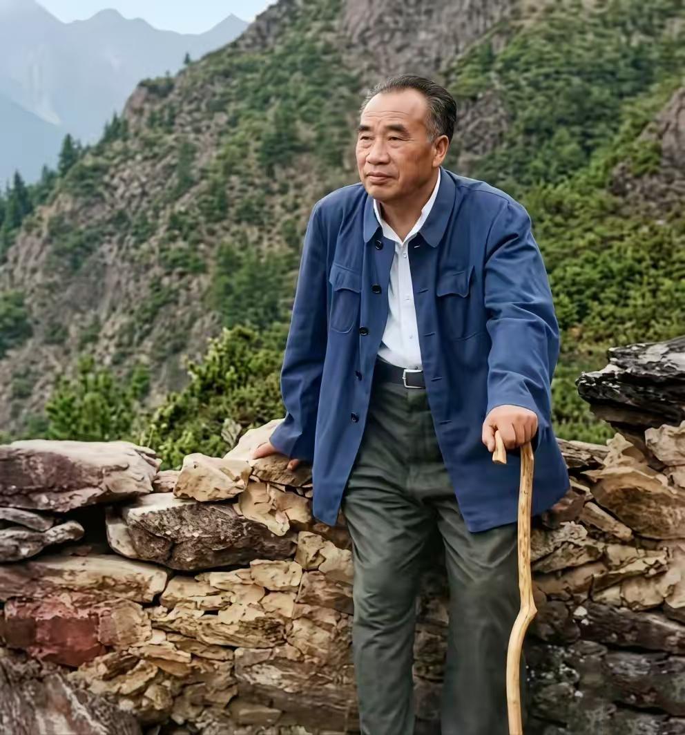 这张珍贵的留影，定格了朱德总司令晚年重上井冈山的瞬间。

已是满头华发的他，身着