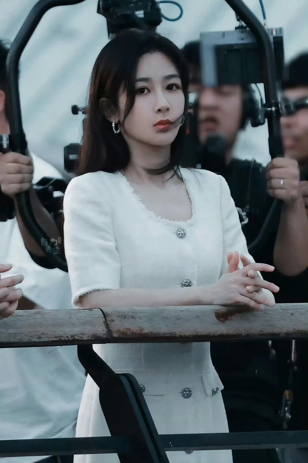 谁懂啊！就这两个镜头，居然看到了韩剧里很伤心的氛围感，原来杨紫不笑的时候也可以是