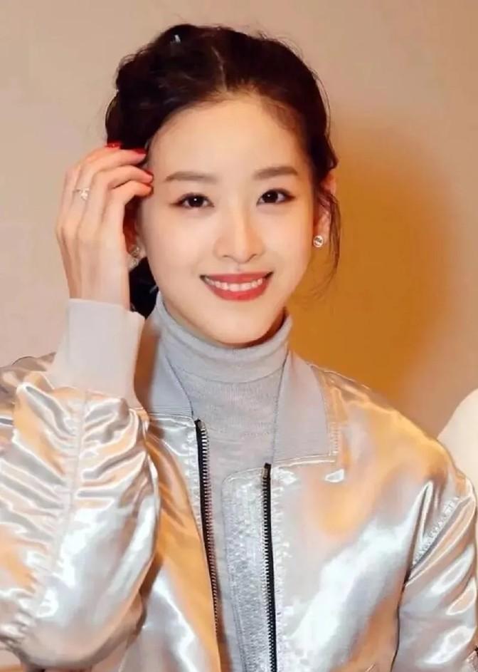 章泽天，名字背后藏着的关系网，够不够看头？她的老爸是南京会斯通的老板，丈夫是电商