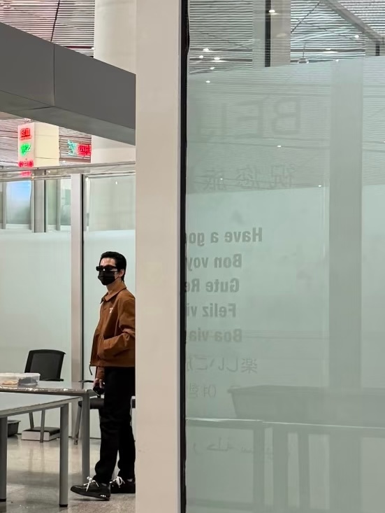 机场偶遇杨洋飞港澳杨洋发箍大背头造型 求偶遇教程 