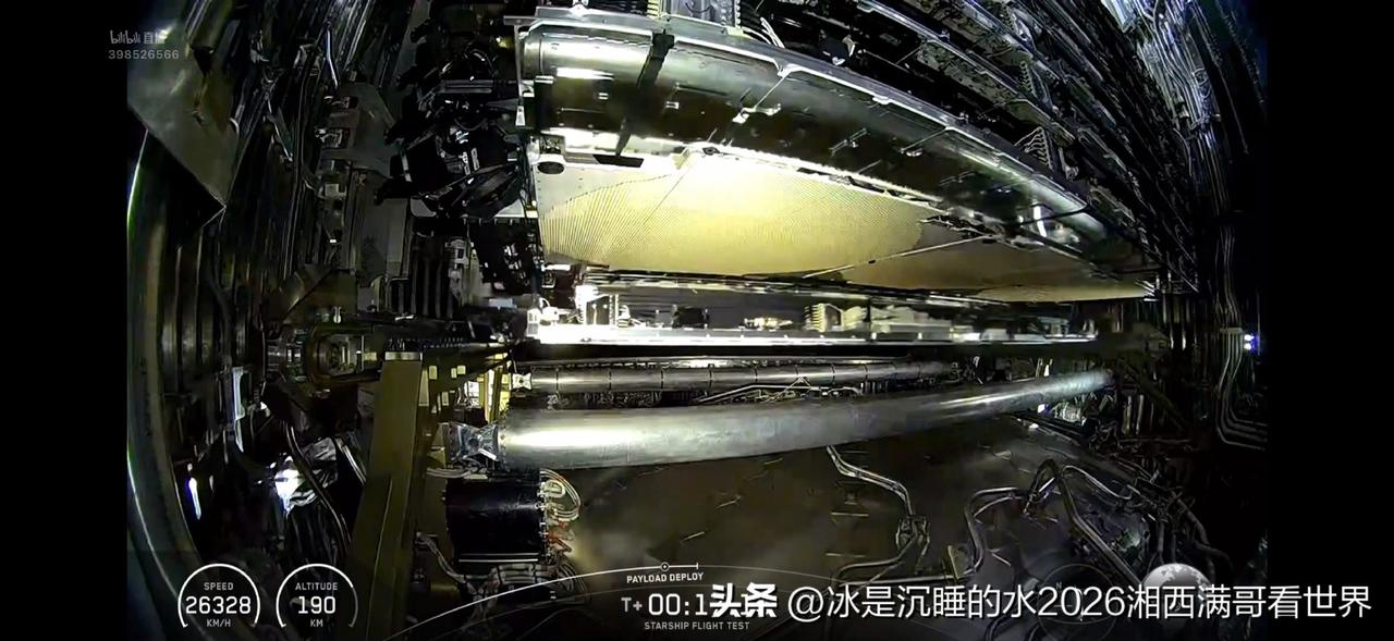 转发分享一张互联网出现的美国星链V3卫星真容的照片。从图片中可以看到，这些卫星被