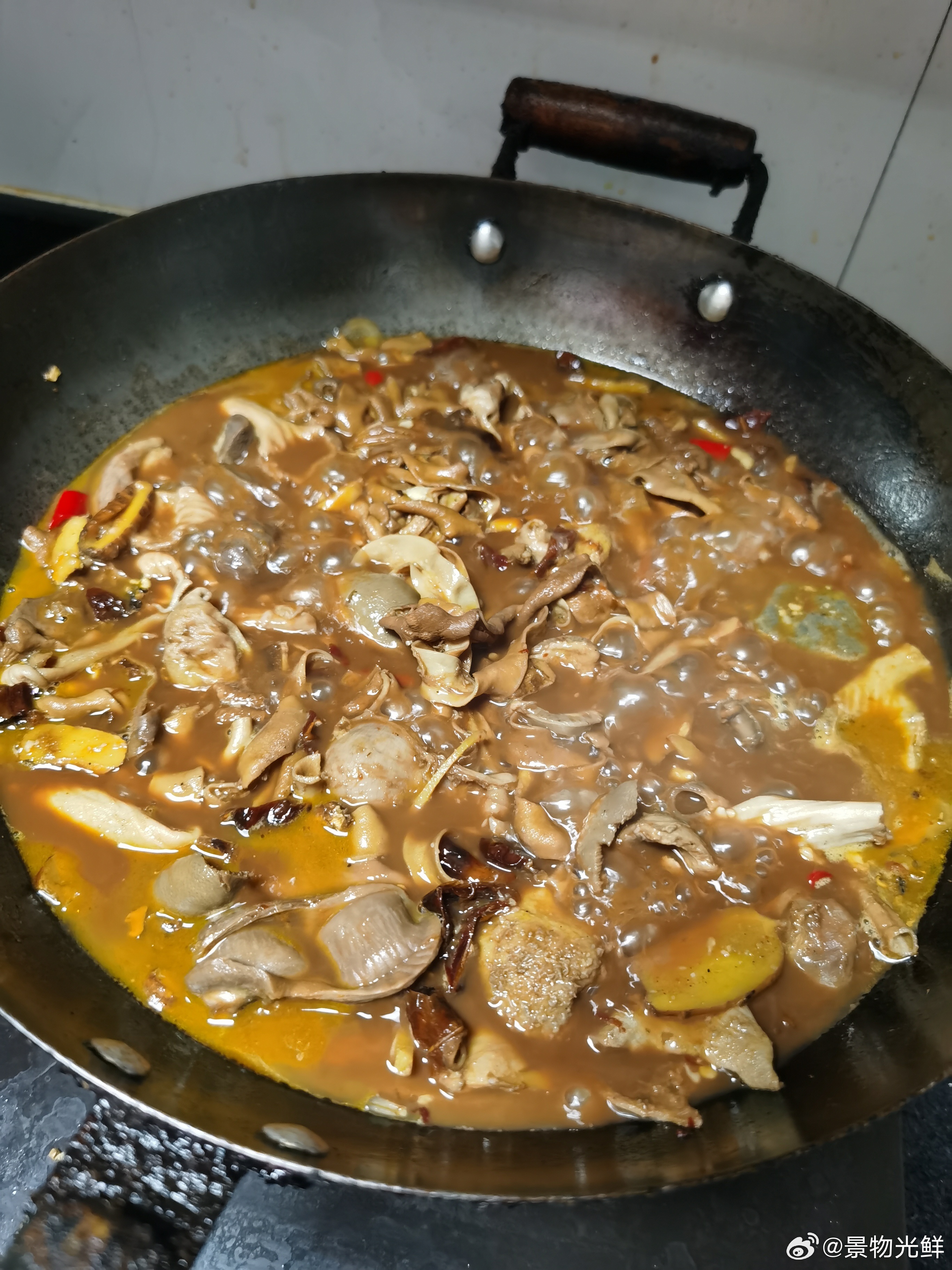 这一锅鸡肠是我妈存了一年的鸡肠，卤出来味道木姥姥赞。 