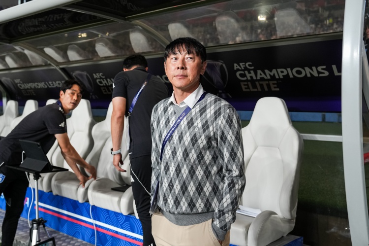 蔚山后卫自爆被前主帅申台龙扇耳光，后者下课后称球员不听他指挥