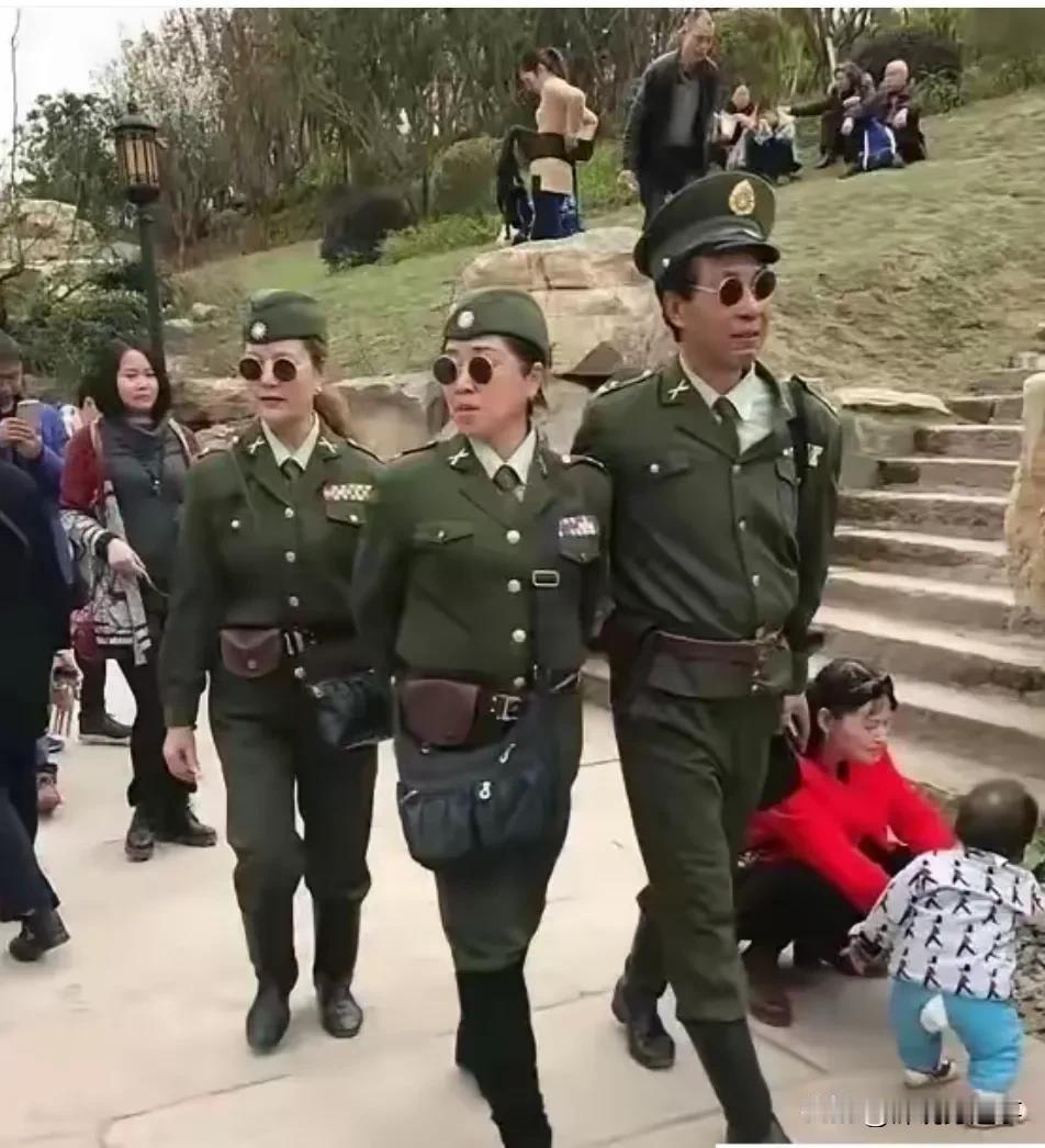 这是昨回事？
是在拍电影吗？
显然不是，背景老百姓的服装是现代的。如果硬要说是拍