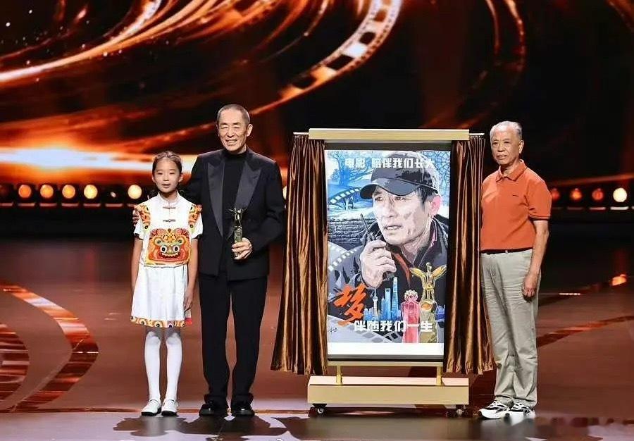 6月13日晚，上海国际电影节金爵盛典，张艺谋获颁“华语电影杰出贡献奖”。这是20