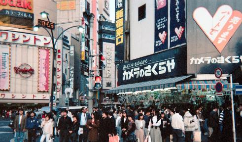 上世纪 80 年代末，日本全民沉浸在资产持续增值的狂欢之中，泡沫顶峰时期，日本全