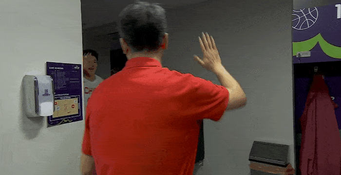 男篮亚洲杯半决赛，中国男篮将新西兰男篮挑落马下！中国男篮队长赵睿哭了！郭士强、王