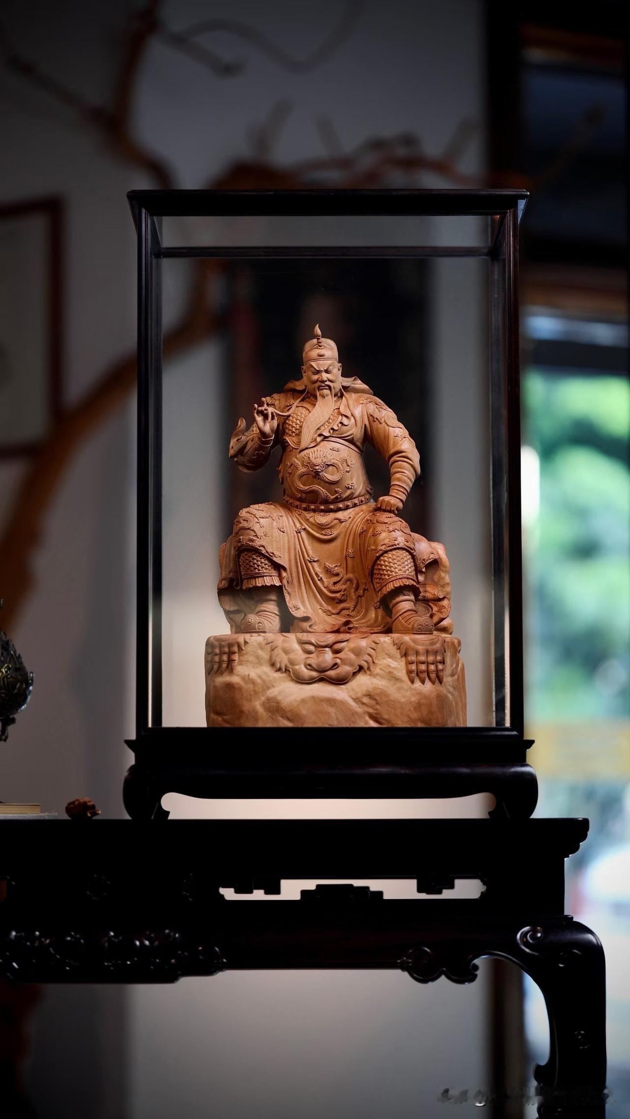 檀香沉厚，关公端坐。

老山檀的温润与深沉，恰好衬出关公沉稳威严的气度。丹凤眼、