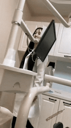 看来患者和医生没有触电的感觉，
医生往往和护士比较搭。