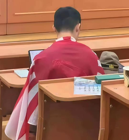 莫大中国留学生直接联名请愿，学联也发了通报，最后校方启动调查把他给开了，遣返回国