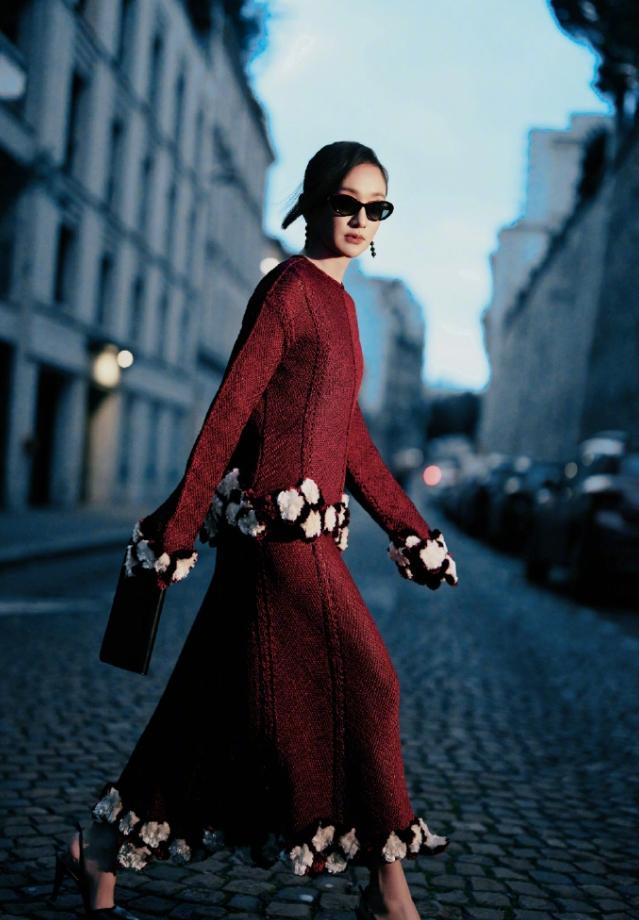 周迅现身巴黎观看香奈儿高定大秀！
香奈儿新一季高定大秀几即将来袭，周迅又亲自飞过