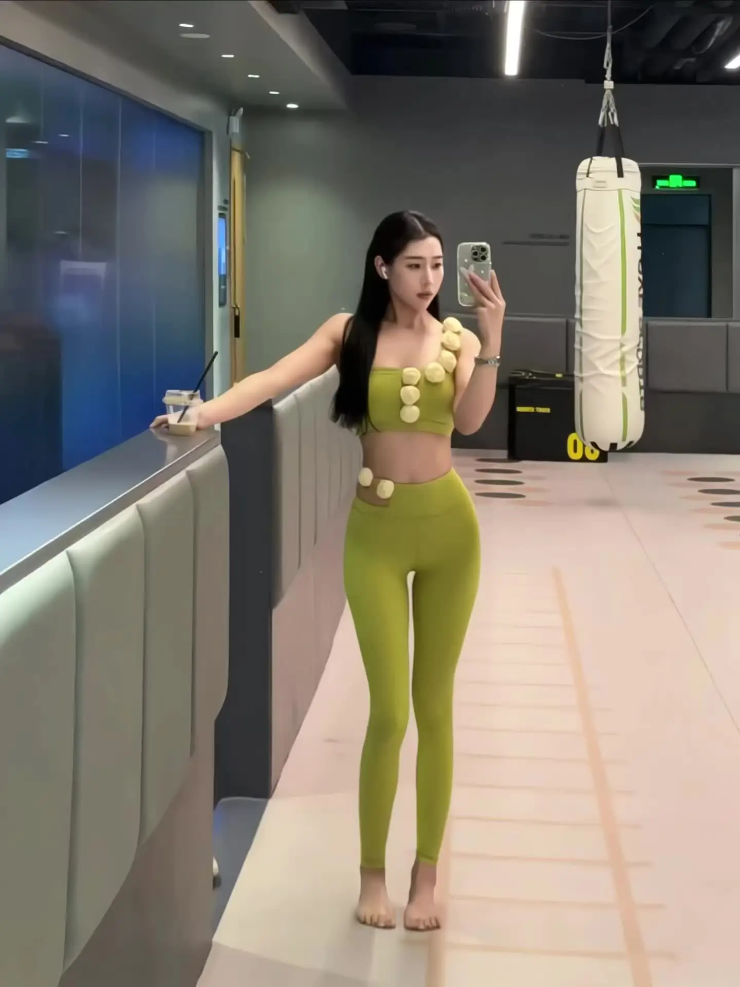 假装不在意   微胖女生