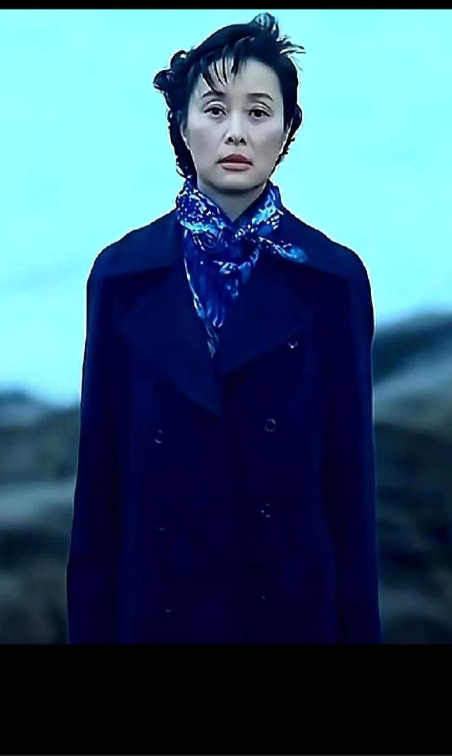 1950年寒冬，
舟山海面寒风凛冽，
海水几乎结冰。
你能想象吗？一位女英雄朱枫