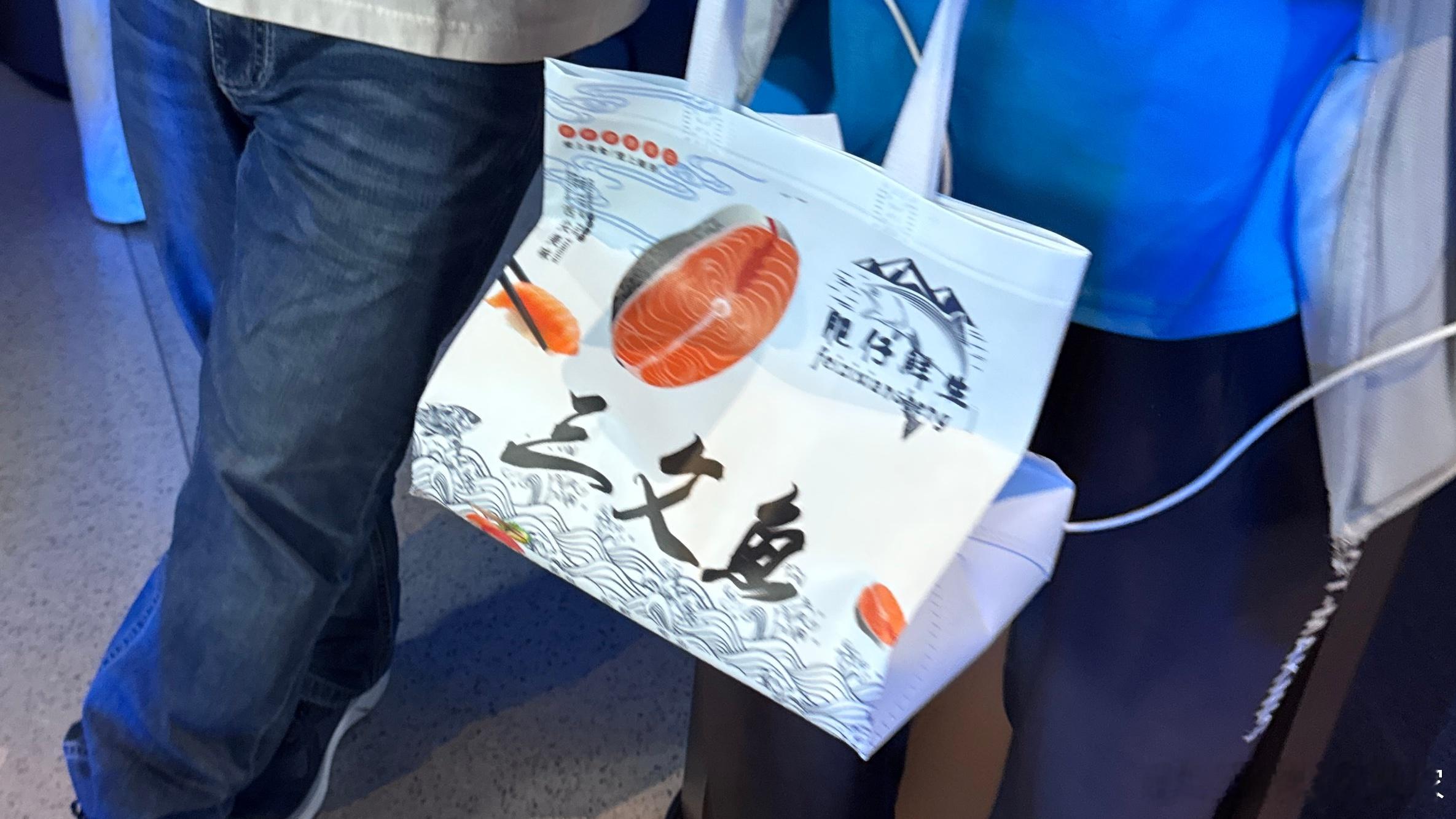 上海的活动果然不一样，工作人员自己叫的工作餐外卖都点的三文鱼🍣想像俺们在北京跑