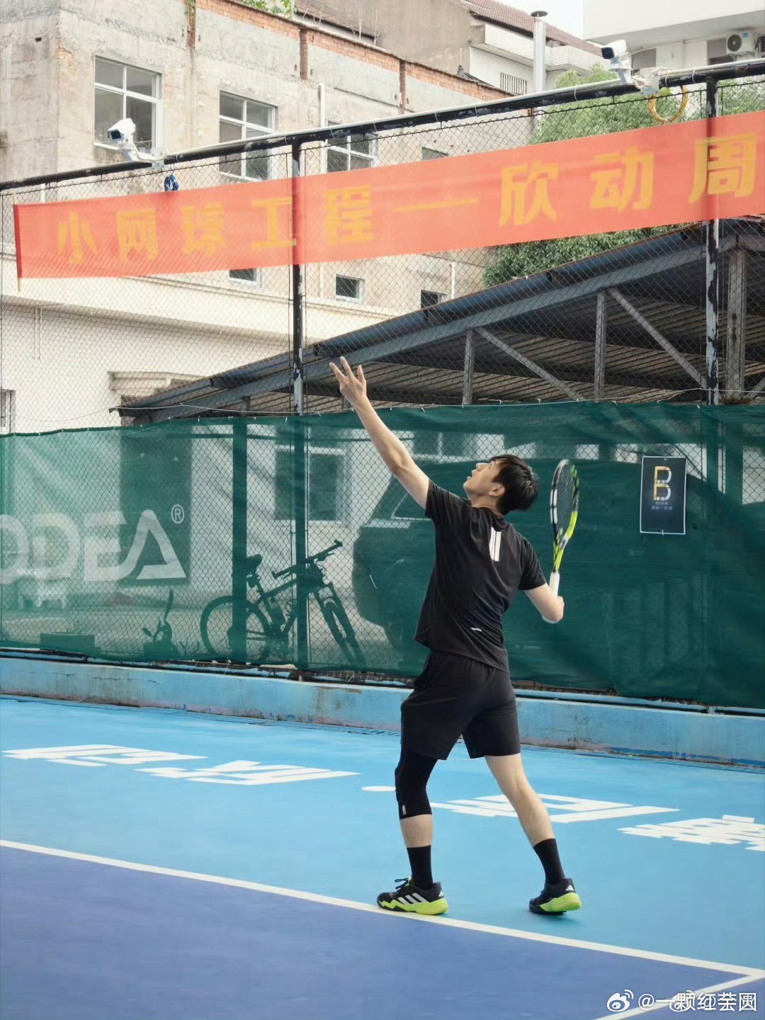 李现 被偶遇打网球！爱运动的男生真的很有魅力 