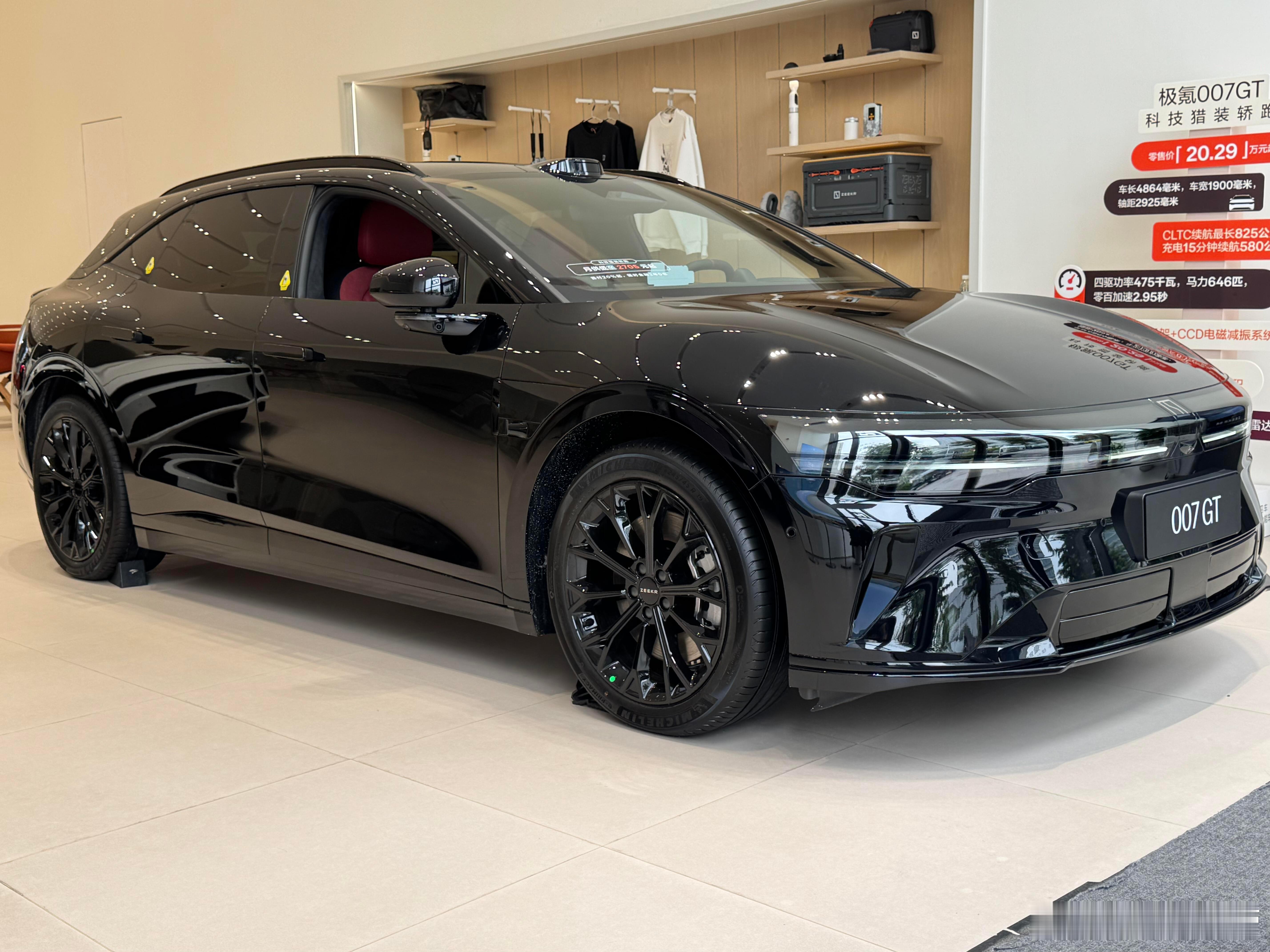 极氪007GT🚙🕹️设计美学：极氪007GT采用原创猎装美学设计，21°猎装