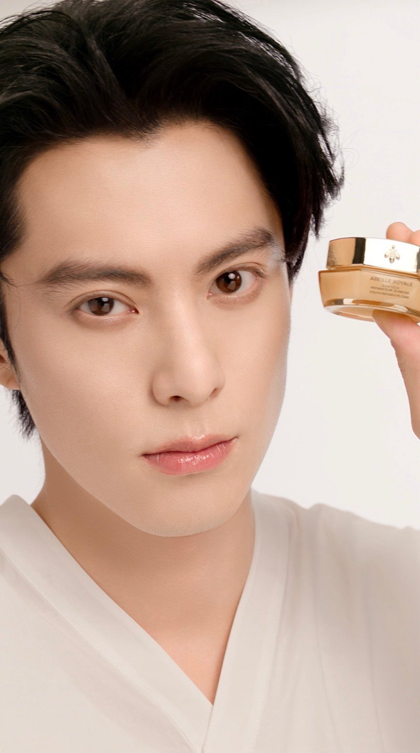 王鹤棣眼神杀娇兰复原眼霜超绝！  娇兰新品眼霜在棣棣手上秒变超绝拍照搭子！谁能拒