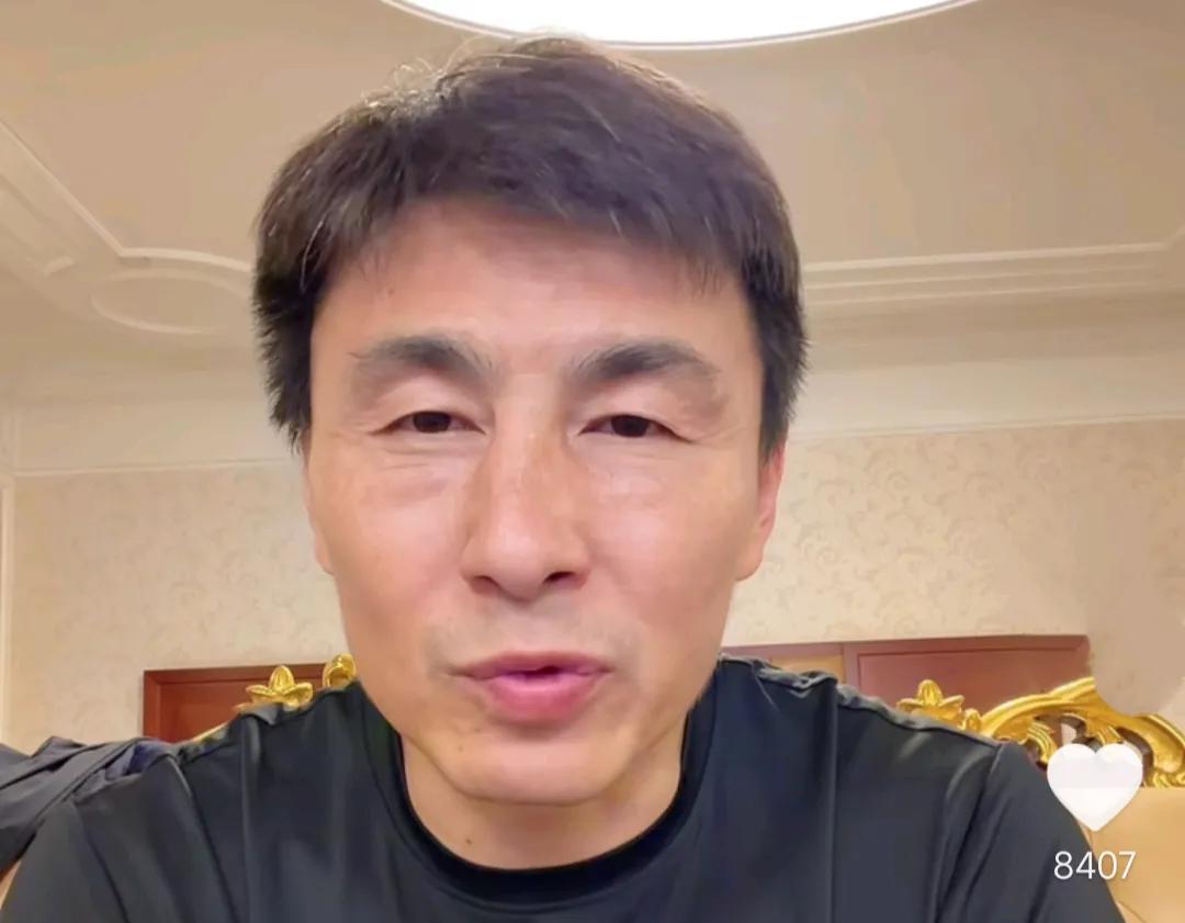 李玮锋爆料，中国足球不行，其实并不仅仅是球场上不行。
在直播中，前国足队长李玮锋