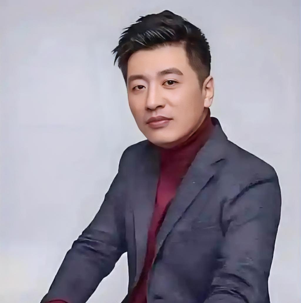 张雪峰老师简介：
张雪峰，本名张子彪，1984年出生，黑龙江齐齐哈尔人，毕业于郑