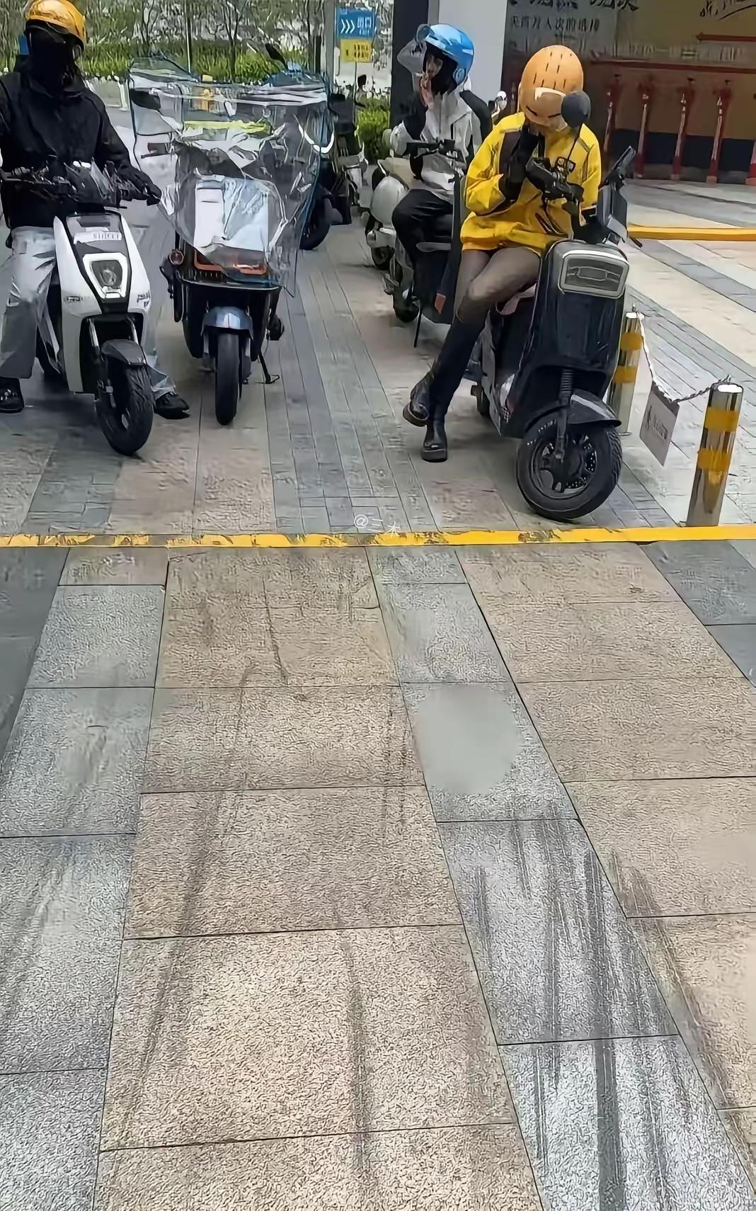 连那种穿搭打扮时尚的美女，都要身穿黄袍，加入到这份外卖行业当中去了，可见如今的就