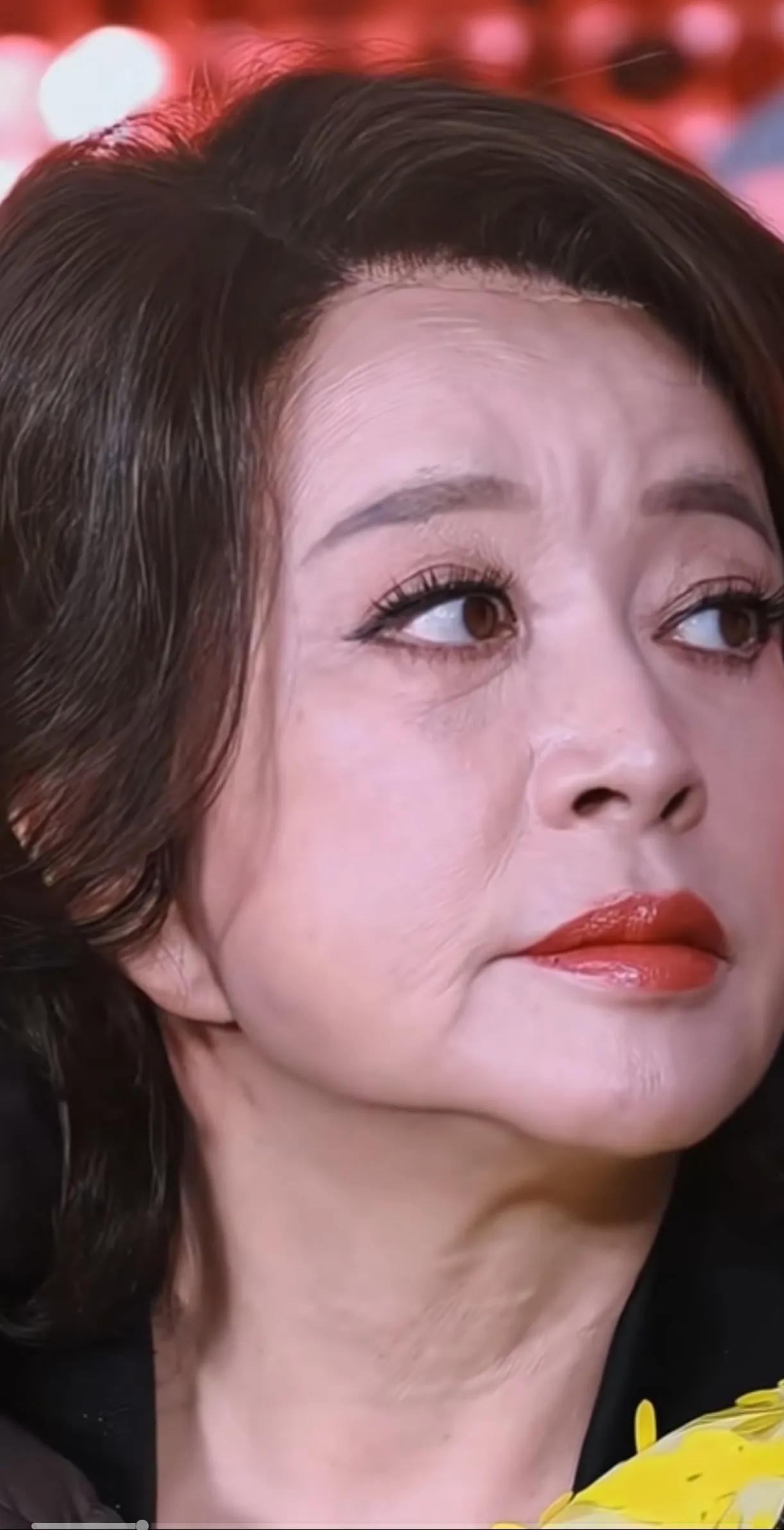 75岁的刘晓庆，比同龄人年轻太多了，头发乌黑，眼睛黑白分明，皱纹也少，精气神也非