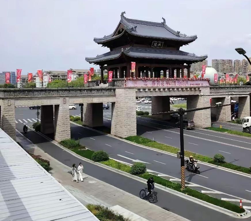 绍兴古城北城楼门，着实显得不伦不类。它与绍兴2500多年历史文化名城的底蕴、人杰