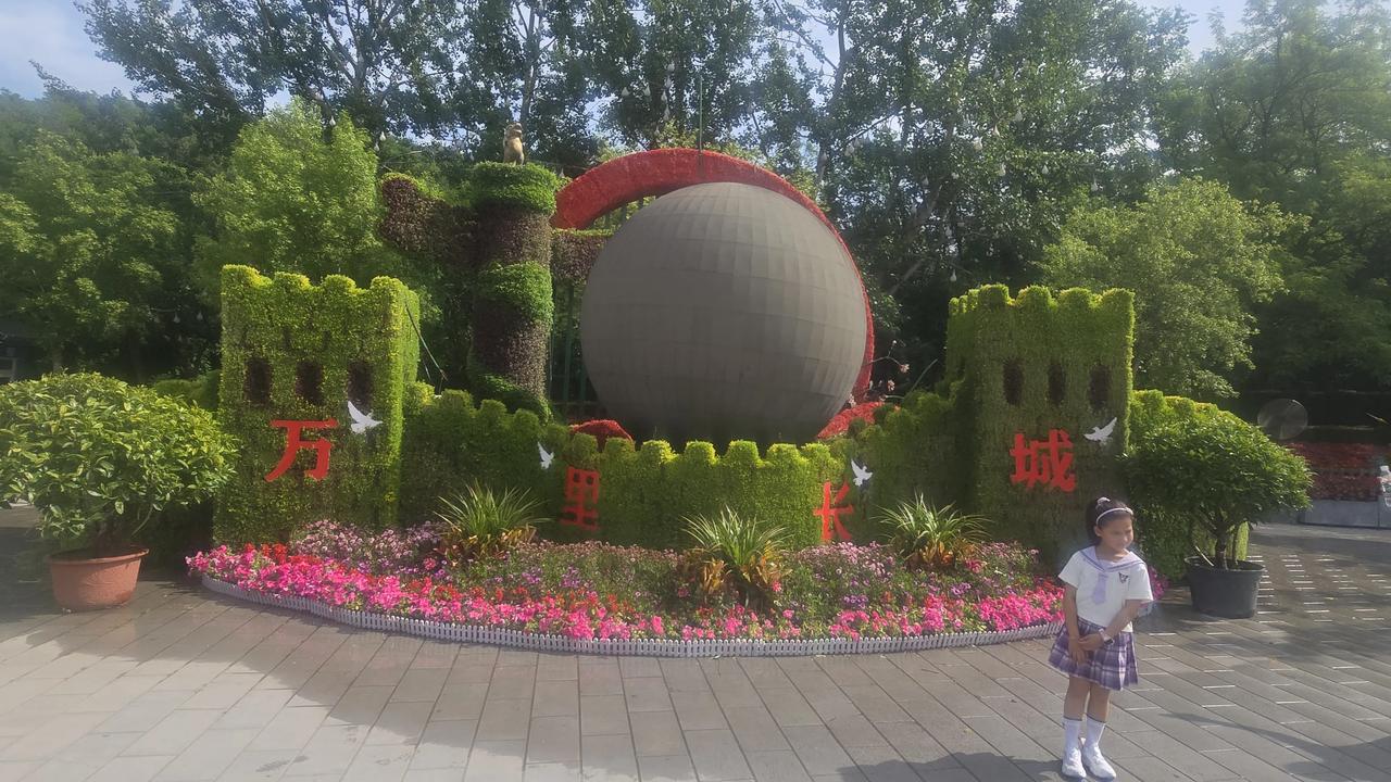 我认为越多越好。一般来说，朋友多了路好走。良师益友或者真诚同频的越多越好。如果不