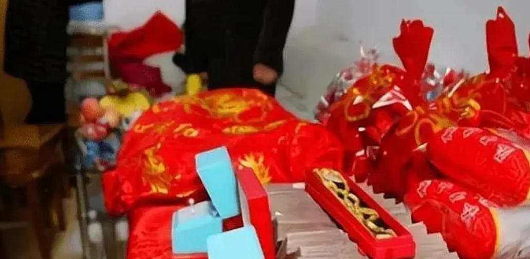 山东，女子与丈夫婚后，婆婆给这对小夫妻先后转了20万和60万，让他们买车买房，却