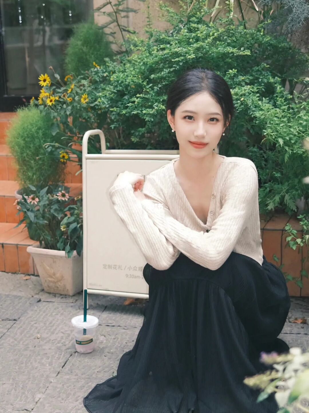 在阳光下享受自在的初秋慵懒感