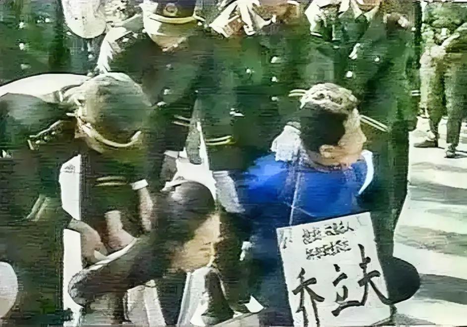 这张照片记录了1995年“散打冠军”乔立夫被判处死刑、执行死刑的场景。


乔立