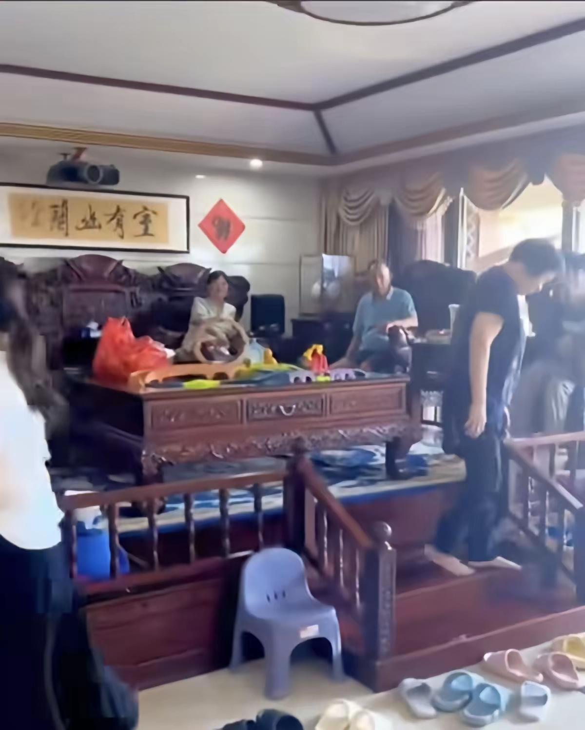 这家具风格是不是有点夸张了？
怎么给人一种拘谨压抑的感觉，这种风格真的好看吗？