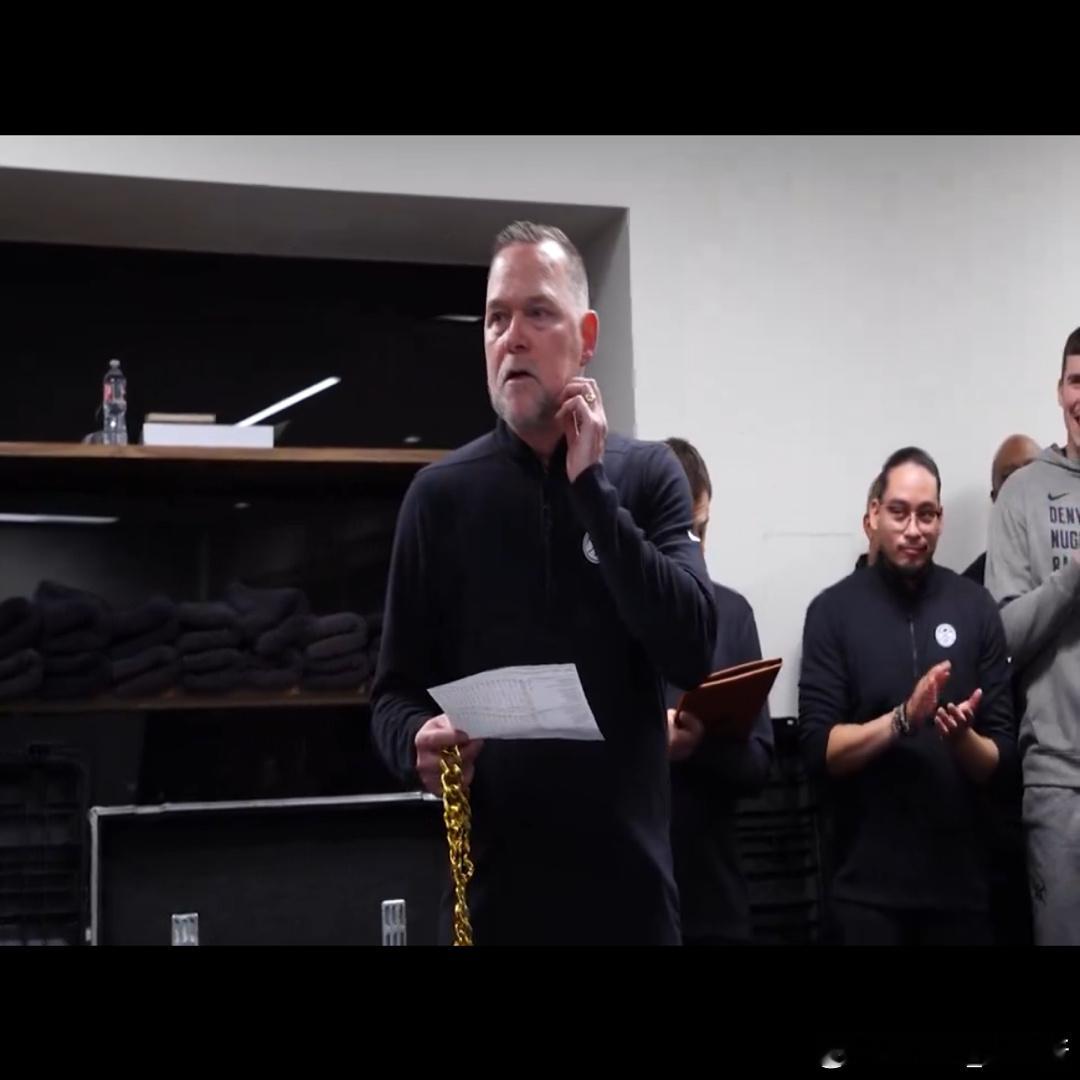 笑死[笑cry]掘金主教练在颁大金链子镜头突然给到在喝饮料的约胖子[笑cry][