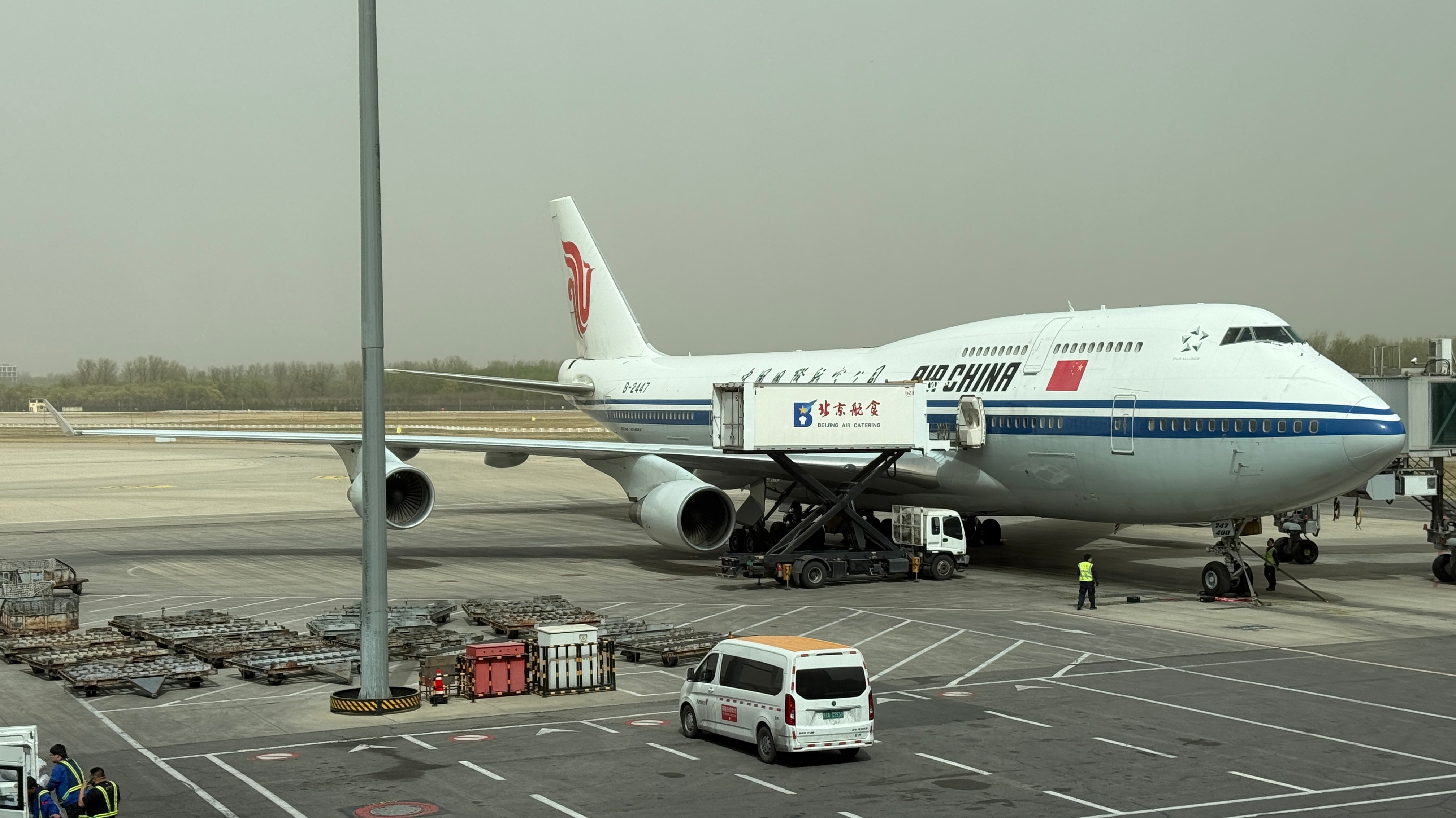 北京这天儿全是没法儿要了，刮南风就雾霾，刮北风就扬沙……太难了 北京·首都机场T