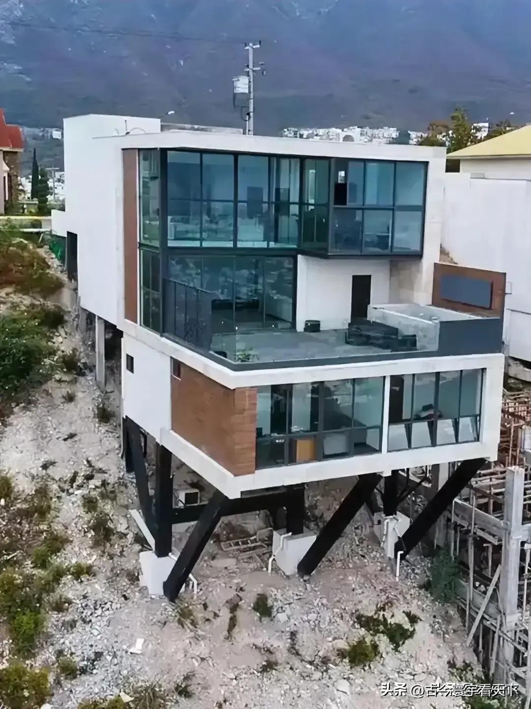 山坡建造别墅#景观最靓丽# #农村盖房奇观# #这别墅还行吧#