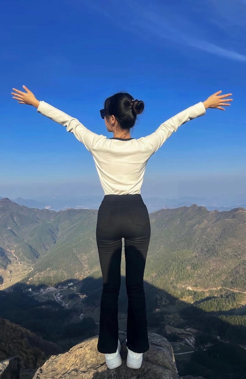 2025是一个什么年  今天是2025年的第一天。曙光初照，晨曦辉映。日照金山，