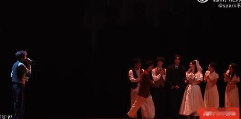 满江一开口好惊艳同花顺二公同花顺舞台太绝了，满江一开口就知道是实力派，嗓音太有质