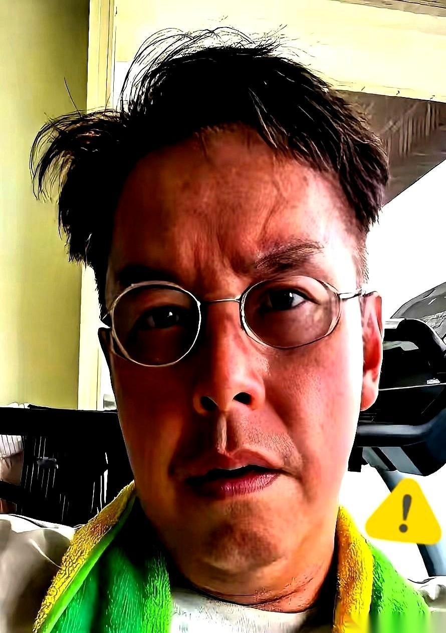 看最近几家媒体的报道，香港红馆刚出了一桩直接“掀桌子”的狠事。
76岁的谭咏麟，