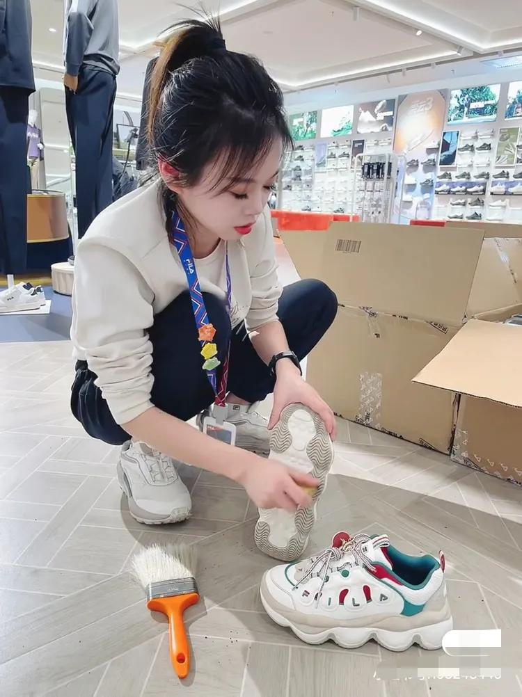 去斐乐买鞋子，看到店员蹲在地上擦鞋底，这是什么操作啊？

斐乐的鞋子为什么要擦鞋