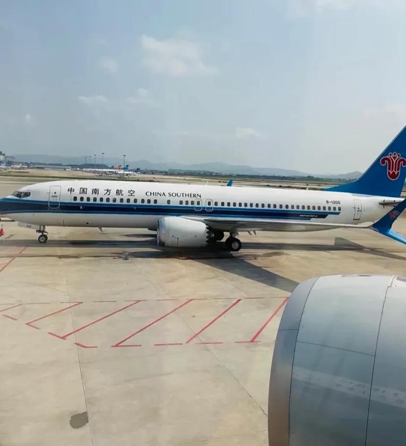 为什么飞机没有纯电的?噪音不就没了吗?
遥控飞机和无人机都是用电的，民航客机应该