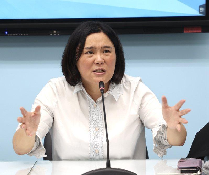 “金门一姐”陈玉珍指出，民进党当局一直认为，所有的交流都是“统战”，我个人觉得没