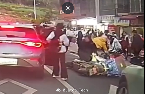 家长违停孩子开门杀撞人后逃逸 hello...不是这个小孩也是漠不关心的走开了真