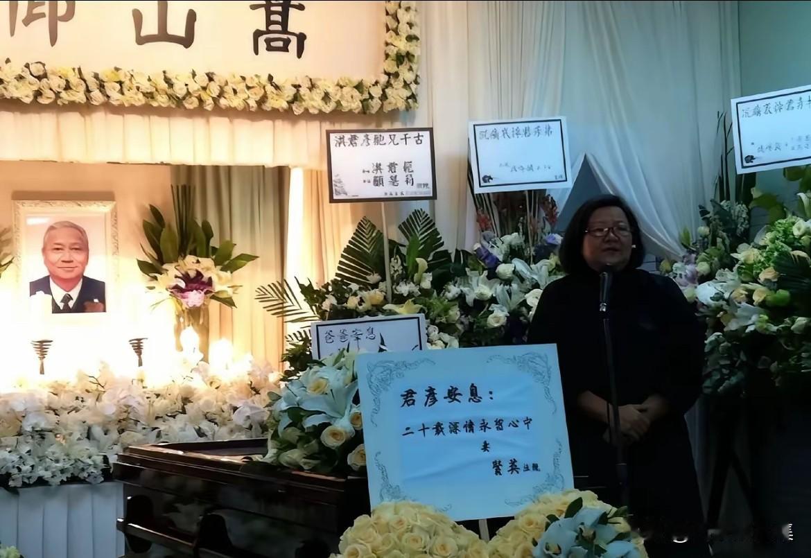 2012年，在父亲洪君彦先生的追悼会上，女儿洪晃身着黑衣，神情悲痛的一幕。洪晃的