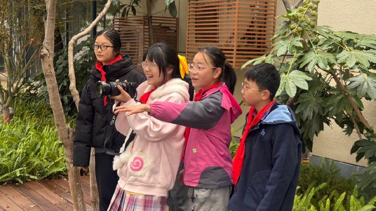 宁波海曙这所小学毕业照定格最纯真的少年模样 近日，海曙中心小学为2026届毕业生