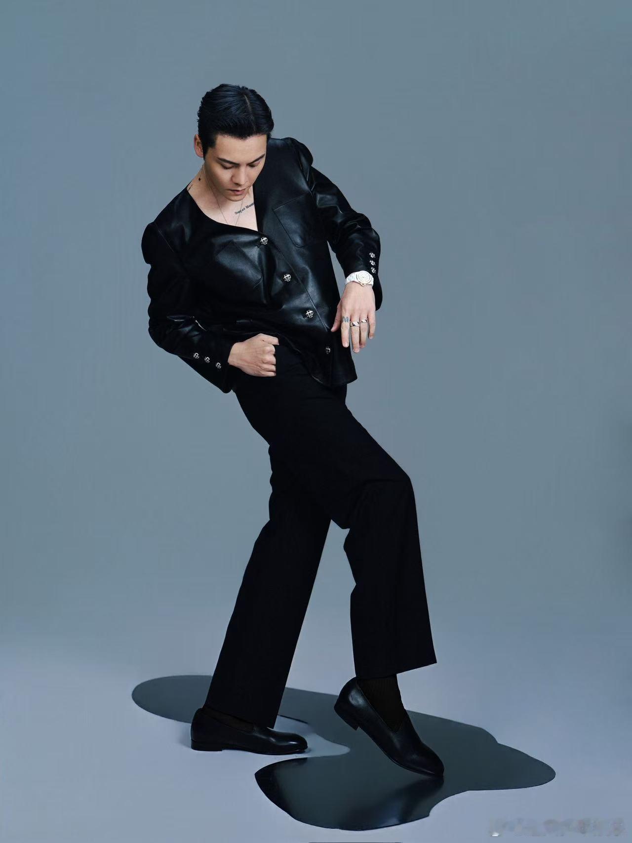 陈伟霆 好优越的一张侧脸 这一刻，他的侧脸如同天神下凡般震撼，让我忍不住想要把这