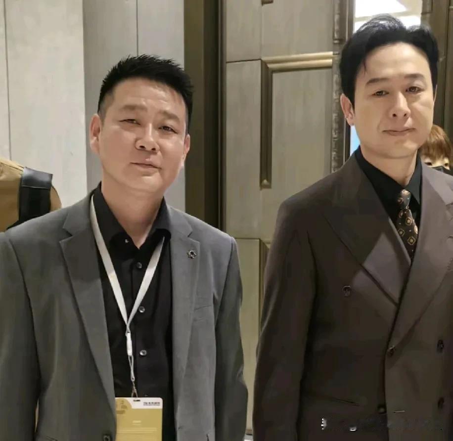 饸络面那个霍老板开头不小啊！娱乐圈这么多明星都和他合过影！

普通人见到一两个明