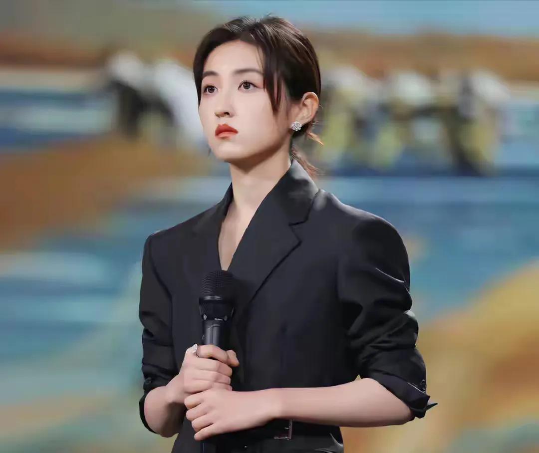 张子枫：演技为翼，翱翔影坛

在美女如云的娱乐圈，张子枫并非靠颜值出圈，却凭借过