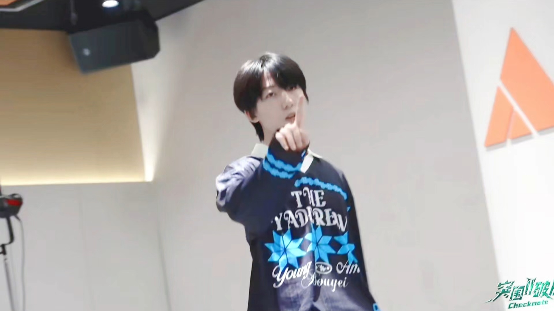 杨博文听说突围后崩溃三部曲:第一步开始不停的摆手说nonono，等确定时间后又崩