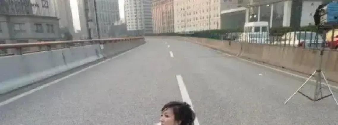 韦正当年真敢烧钱！
《爱情公寓》一个30秒镜头就砸了80万，还重建了整个公寓。